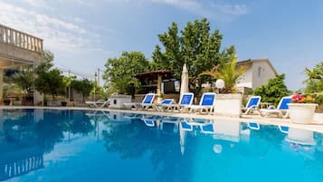 Utendørsbasseng, bassengparasoller og solsenger