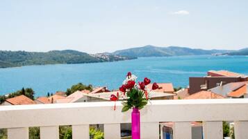 Apartment (Luxury One Bedroom Apartment with Bal) | Balcony