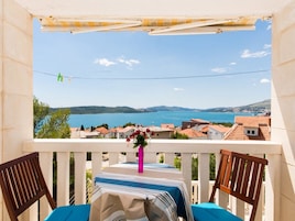 Apartment (Luxury One Bedroom Apartment with Bal) | Balcony