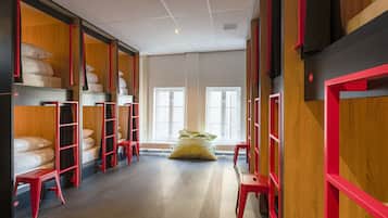 Dormitorio compartido superior, dormitorio mixto, para no fumadores | Caja de seguridad en la habitación y decoración personalizada