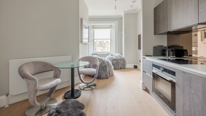 Room - Immaculate Refurbished West End Apartment (Edinburgh)