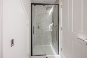 Shower, hair dryer, towels - Immaculate Refurbished West End Apartment (Edinburgh)