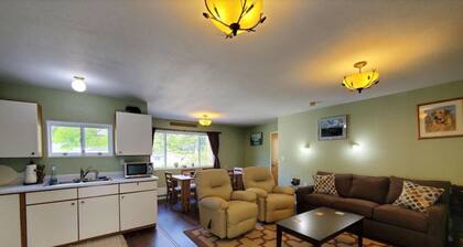 {Forget-Me-Not Inn} Alaskan Vacation Rental (Bear Suite)