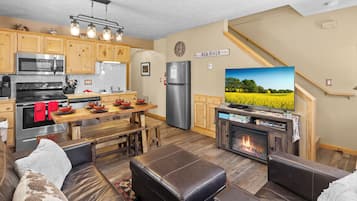 Smart TV, fireplace, Netflix, streaming services