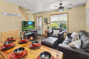 Una Smart TV, una chimenea, Netflix, servicios de streaming
