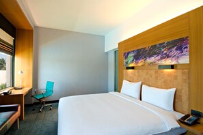 Deluxe Room, 1 King Bed | In-room safe, desk, laptop workspace, blackout drapes - Hotel Halez (Chennai)