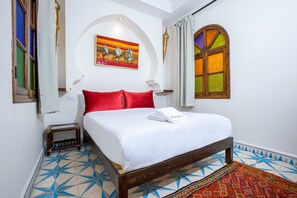 Habitación tradicional | Ropa de cama de alta calidad, edredón y camas con efecto memoria 