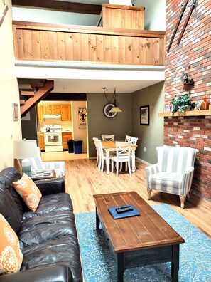 Een televisie, een dvd-speler, tafelvoetbal en een tafeltennistafel