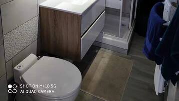 Dusche, Haartrockner, Handtücher, Seife