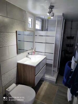 Dusche, Haartrockner, Handtücher, Seife