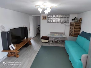Smart-TV, Videospiele, DVD-Player, Tischfußball