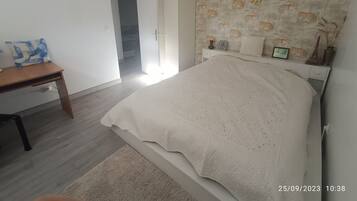 2 Schlafzimmer, Schreibtisch, Bügeleisen/Bügelbrett, kostenloses WLAN