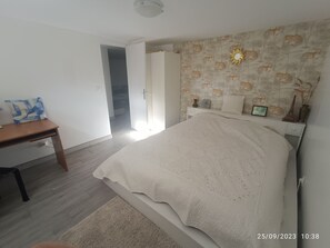 2 Schlafzimmer, Schreibtisch, Bügeleisen/Bügelbrett, kostenloses WLAN