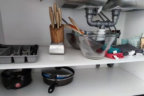 Kühlschrank, Mikrowelle, Herdplatte, Wasserkocher mit Kaffee-/Teezubehör