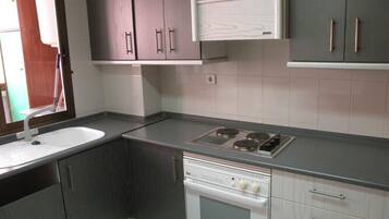 Frigorífico, microondas, horno y cafetera o tetera