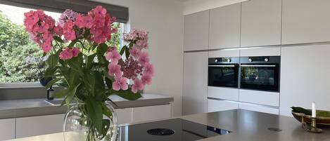 Een koelkast, een microgolfoven, een oven, een kookplaat