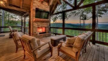 House, 4 Bedrooms | Balcony