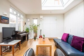 TV - BOUTIQUE DESIGNER STUDIO - close to city (Dublin)