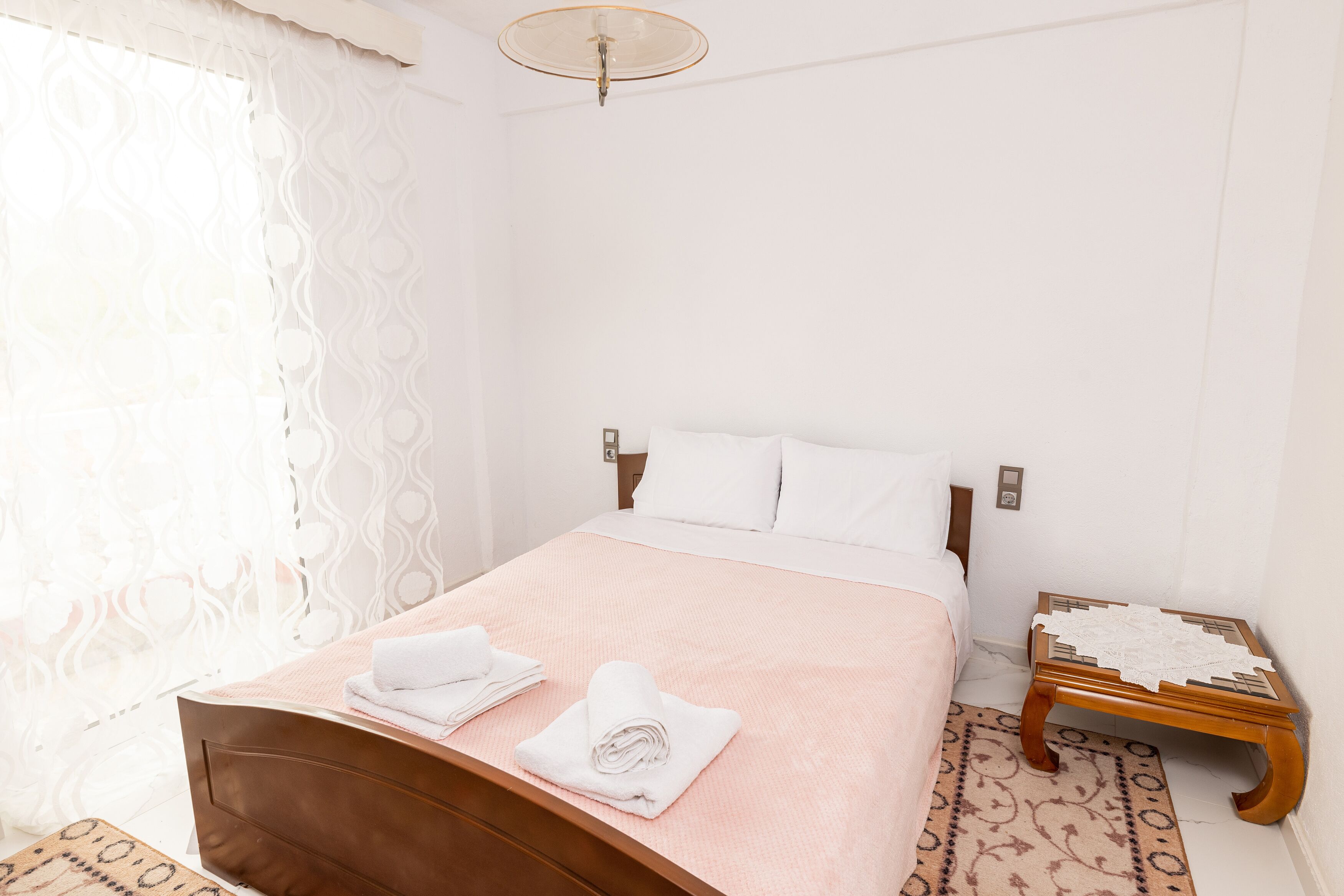 2 多间卧室、办公桌、免费 WiFi、床单