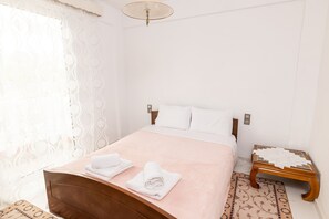 2 bedrooms, desk, free WiFi, bed sheets