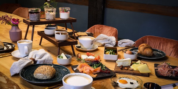 Petit déjeuner buffet (18 EUR par personne)