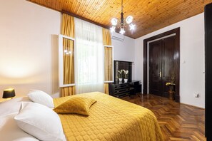 2 habitaciones, escritorio, tabla de planchar con plancha y wifi gratis 