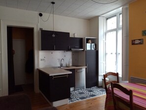 Fridge, oven, dishwasher, coffee/tea maker