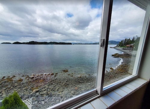 {Forget-Me-Not Inn} Alaskan Waterfront Vacation Rental (Deer Suite)