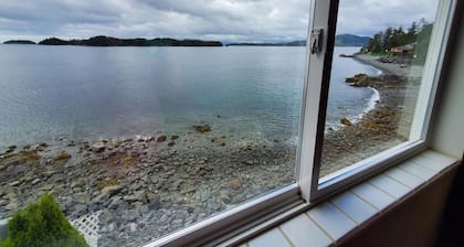 {Forget-Me-Not Inn} Alaskan Waterfront Vacation Rental (Deer Suite)