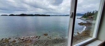 {Forget-Me-Not Inn} Alaskan Waterfront Vacation Rental (Deer Suite)