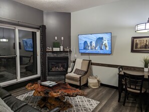 Smart TV, fireplace - Canmore Mountain Resort with underground parking, pool and hot tub (Canmore)