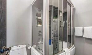 Combined shower/bathtub, hair dryer, towels, soap - Canmore Mountain Resort with underground parking, pool and hot tub (Canmore)