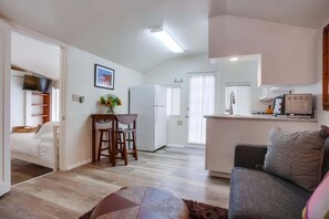 1 bedroom, iron/ironing board, WiFi, bed sheets - Diamond in the Village Amazing location (La Jolla)