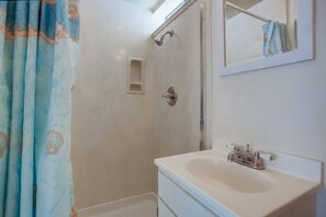 Shower, hair dryer, towels, shampoo - Diamond in the Village Amazing location (La Jolla)