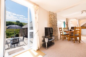 Dining - An apartment that sleeps 4 guests in 2 bedrooms (Ilfracombe)