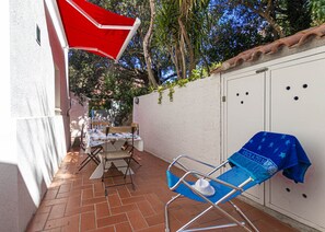 Outdoor dining - Casa La Leccia is an holidays apartment only 5 minutes away from the beach of Marina di Campo and it (Marina di Campo)