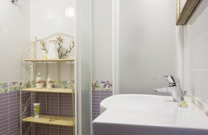 Shower, hair dryer - Casa La Leccia is an holidays apartment only 5 minutes away from the beach of Marina di Campo and it (Marina di Campo)