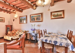 Dining - Nido, in Fetovaia, is a tastefully decorated  two-room apartment , with the terrace overlooking the (Fetovaia)
