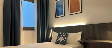 Habitación, 1 cama matrimonial, para no fumadores | Edredón, espacio para trabajar con laptop y insonorización