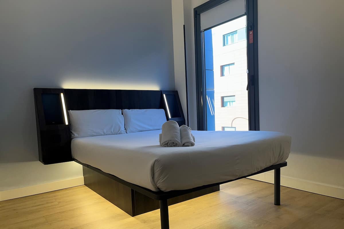 1 habitación, cubrecamas y espacio para trabajar con laptop