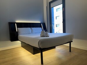 Chambre Double, 1 lit double, accessible aux personnes à mobilité réduite | Couette en duvet d'oie, espace de travail pour ordinateur portable