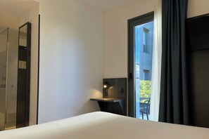 Habitación estándar, 1 cama de matrimonio, terraza, vistas a la ciudad | Edredones de plumas y espacio para trabajar con un portátil