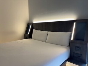 Cubrecamas y espacio para trabajar con laptop 