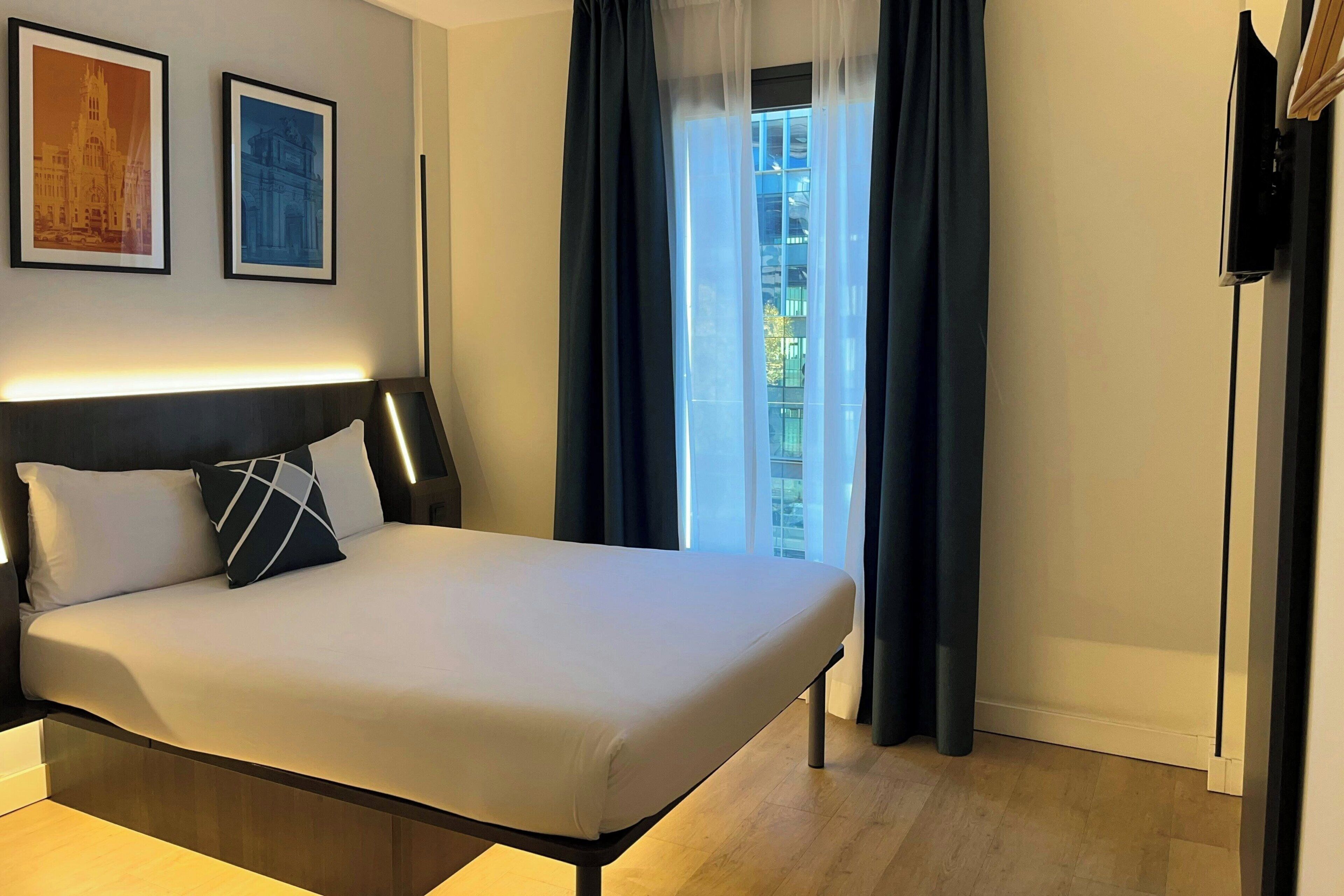 Standard Room, 1 Queen Bed | Down comforters, laptop workspace, soundproofing, iron/ironing board