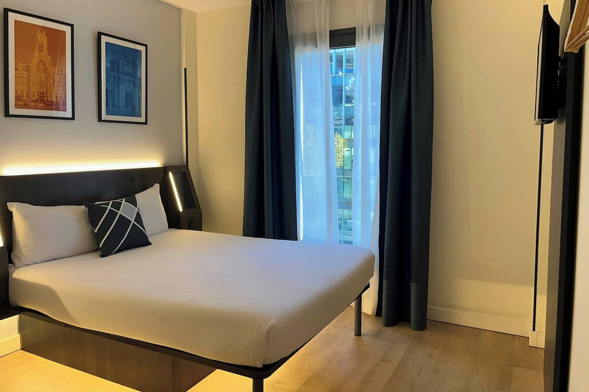 Standard Room, 1 Queen Bed