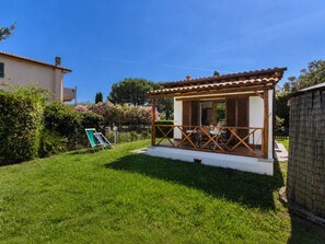 Property grounds - Perone, two-room apartment in a villa in Marina di Campo, with equipped garden, covered parking spac (Campo nell'Elba)