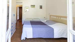 A bedroom with a bed, a wardrobe, and a door leading to another room. - FETOVAIA1 - FETOVAIA 1 (Campo nell'Elba)