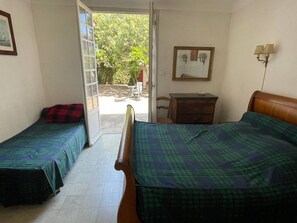 4 bedrooms - Spacious 4-Bedroom Villa, 350m from Beach, Garden, Parking, Sleeps 8 (Argelès-sur-Mer)