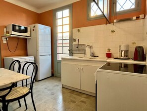 Kühlschrank, Mikrowelle, Ofen, Geschirrspüler
