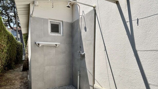 A small, enclosed shower area with a tiled floor, a small window, and a metal shelf. - Spacious 4-Bedroom Villa, 350m from Beach, Garden, Parking, Sleeps 8 (Argelès-sur-Mer)